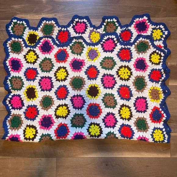 Vintage Granny Crocheted Throw 63 x 45 - Picture 2 of 4